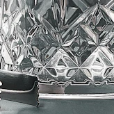Kyl din favoritdryck i en ishink alternativt servera isbitar i den under festen. Här hittar du många läckra ishinkar med olika design och form.