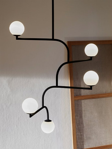 Svart taklampa